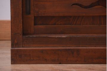 アンティーク家具　古民具・骨董　透かし彫りが上品な水屋箪笥ローボード(リビングボード、テレビボード、テレビ台、キャビネット、収納棚)