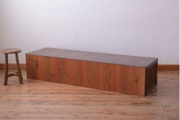 アンティーク家具　古民具・骨董　透かし彫りが上品な水屋箪笥ローボード(リビングボード、テレビボード、テレビ台、キャビネット、収納棚)