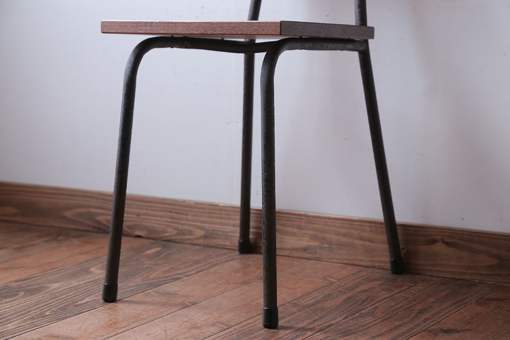 アンティーク家具　アンティーク　オーク材製!小振りなアイアンレッグチェア(1)