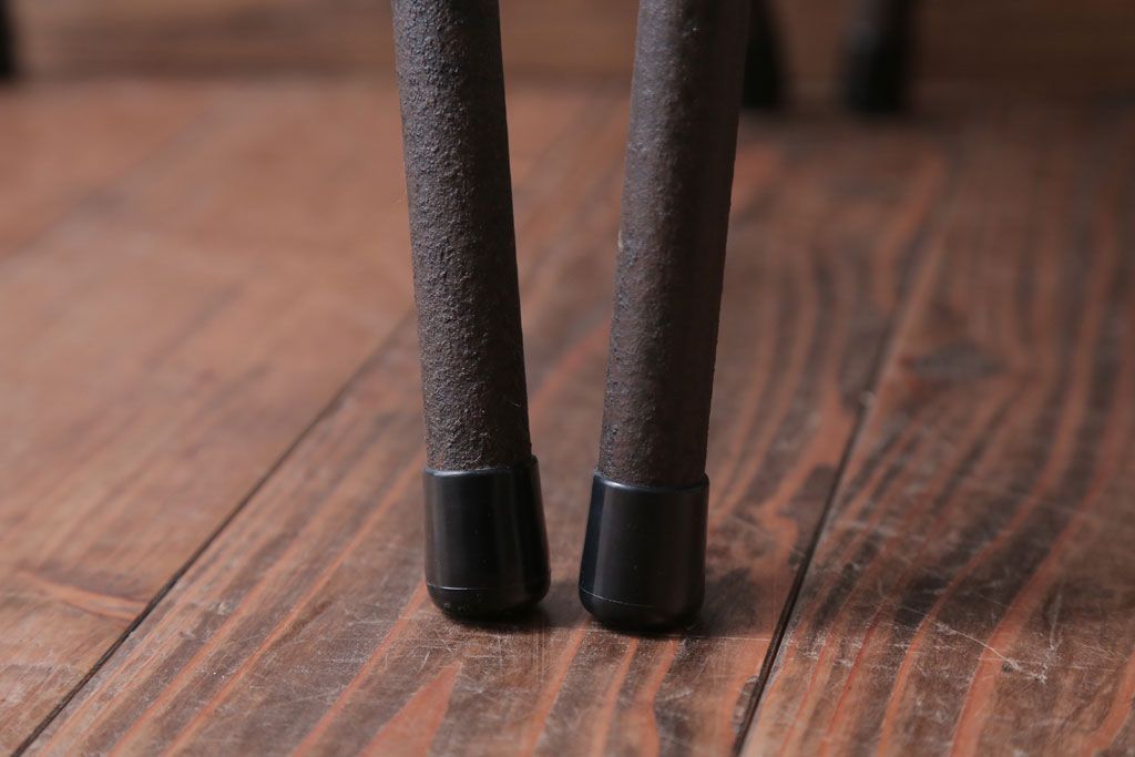 アンティーク家具　和製アンティーク　小振りなアイアンレッグチェア2脚セット(2)