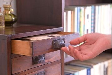 アンティーク家具　和製アンティーク　古い木の10杯小引き出し