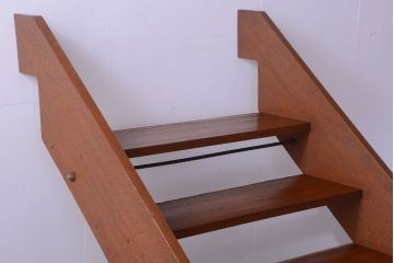 アンティーク雑貨　ビンテージ　古い学校使われていた昭和レトロな木製階段