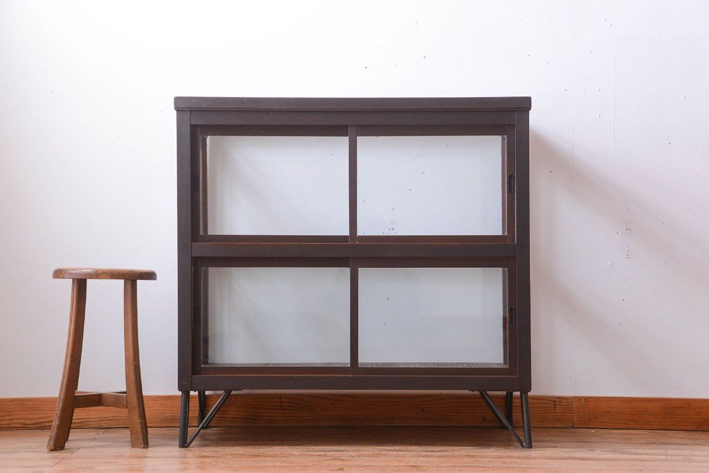 アンティーク家具　和製アンティーク　小振りな鉄脚付きガラスケース