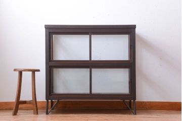 アンティーク家具　和製アンティーク　小振りな鉄脚付きガラスケース