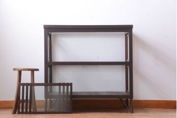 アンティーク家具　和製アンティーク　小振りな鉄脚付きガラスケース