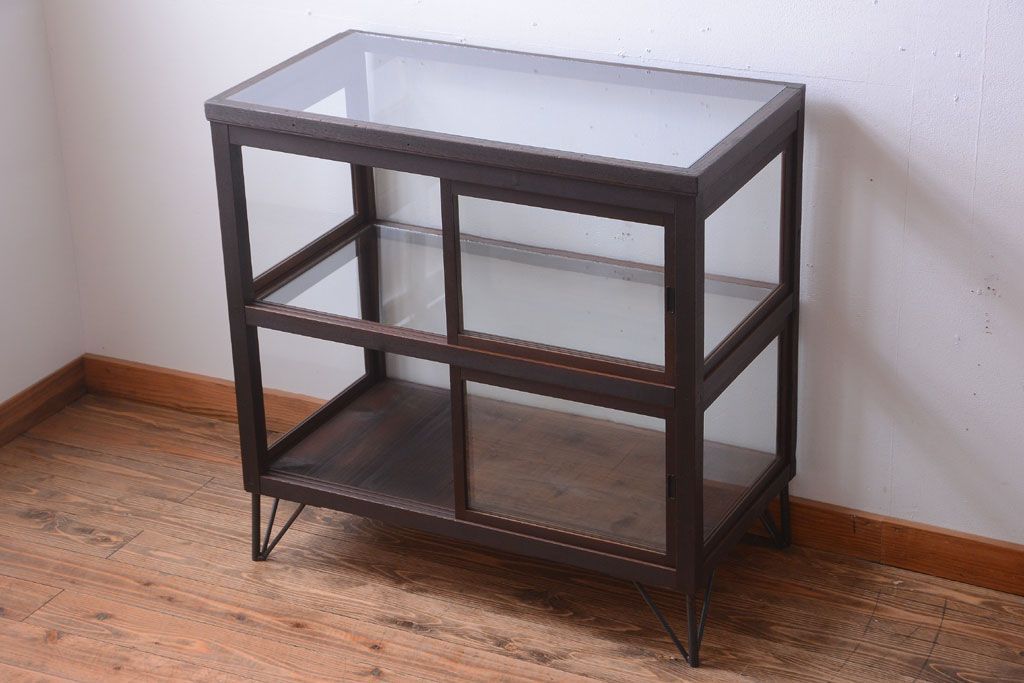 アンティーク家具　和製アンティーク　小振りな鉄脚付きガラスケース
