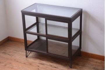アンティーク家具　和製アンティーク　小振りな鉄脚付きガラスケース