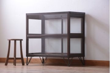 アンティーク家具　和製アンティーク　小振りな鉄脚付きガラスケース