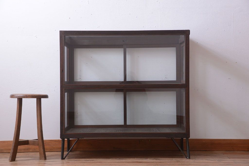 アンティーク家具　和製アンティーク　小振りな鉄脚付きガラスケース