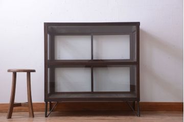 アンティーク家具　和製アンティーク　小振りな鉄脚付きガラスケース