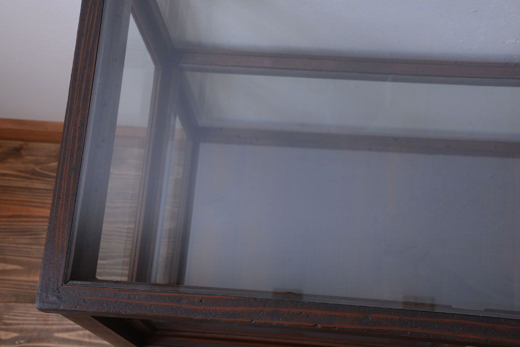 アンティーク家具　和製アンティーク　小振りな鉄脚付きガラスケース