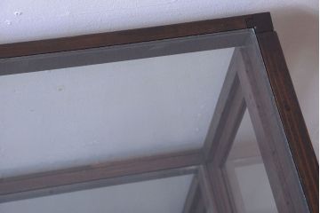 アンティーク家具　和製アンティーク　小振りな鉄脚付きガラスケース