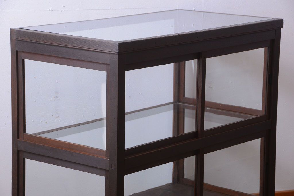 アンティーク家具　和製アンティーク　小振りな鉄脚付きガラスケース