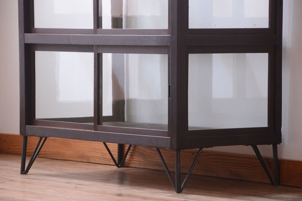 アンティーク家具　和製アンティーク　小振りな鉄脚付きガラスケース