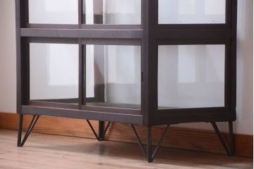 アンティーク家具　和製アンティーク　小振りな鉄脚付きガラスケース