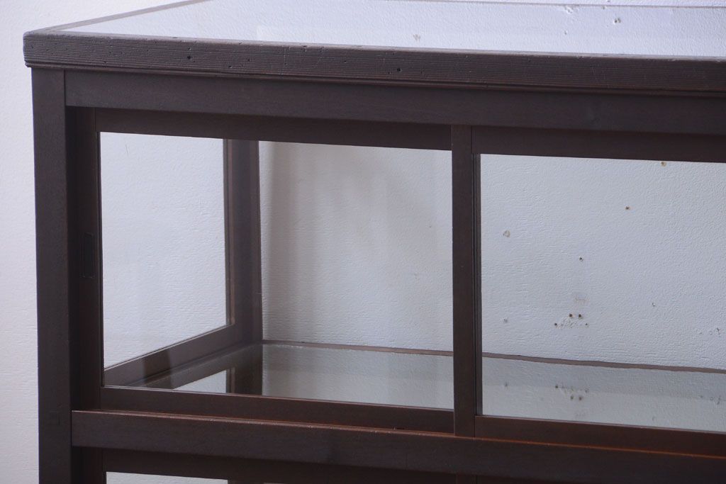 アンティーク家具　和製アンティーク　小振りな鉄脚付きガラスケース