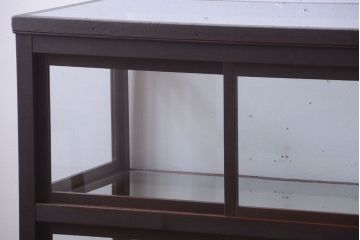 アンティーク家具　和製アンティーク　小振りな鉄脚付きガラスケース