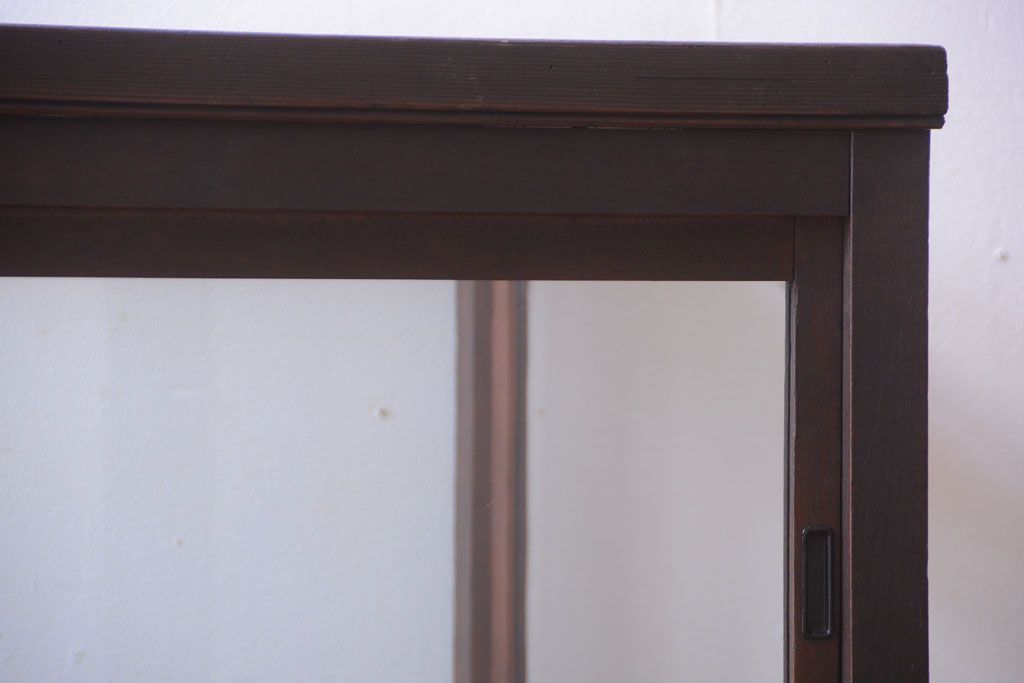 アンティーク家具　和製アンティーク　小振りな鉄脚付きガラスケース