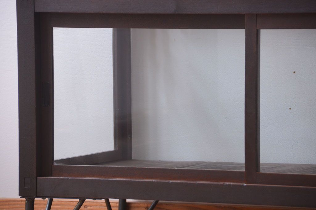 アンティーク家具　和製アンティーク　小振りな鉄脚付きガラスケース