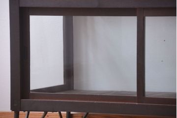 アンティーク家具　和製アンティーク　小振りな鉄脚付きガラスケース