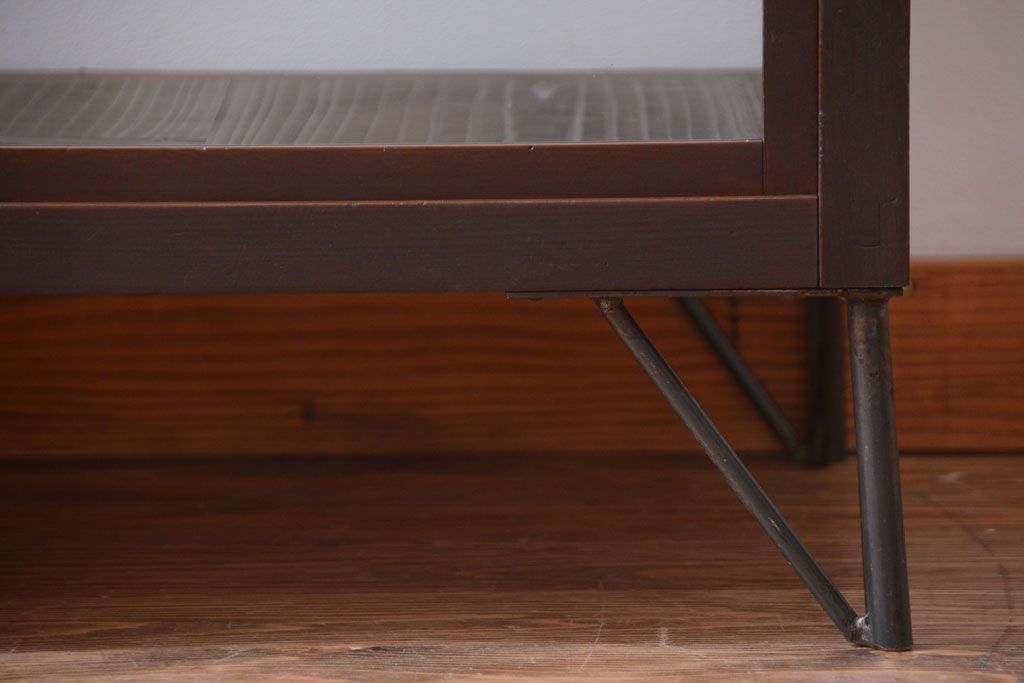 アンティーク家具　和製アンティーク　小振りな鉄脚付きガラスケース