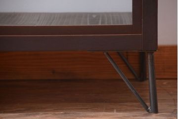 アンティーク家具　和製アンティーク　小振りな鉄脚付きガラスケース