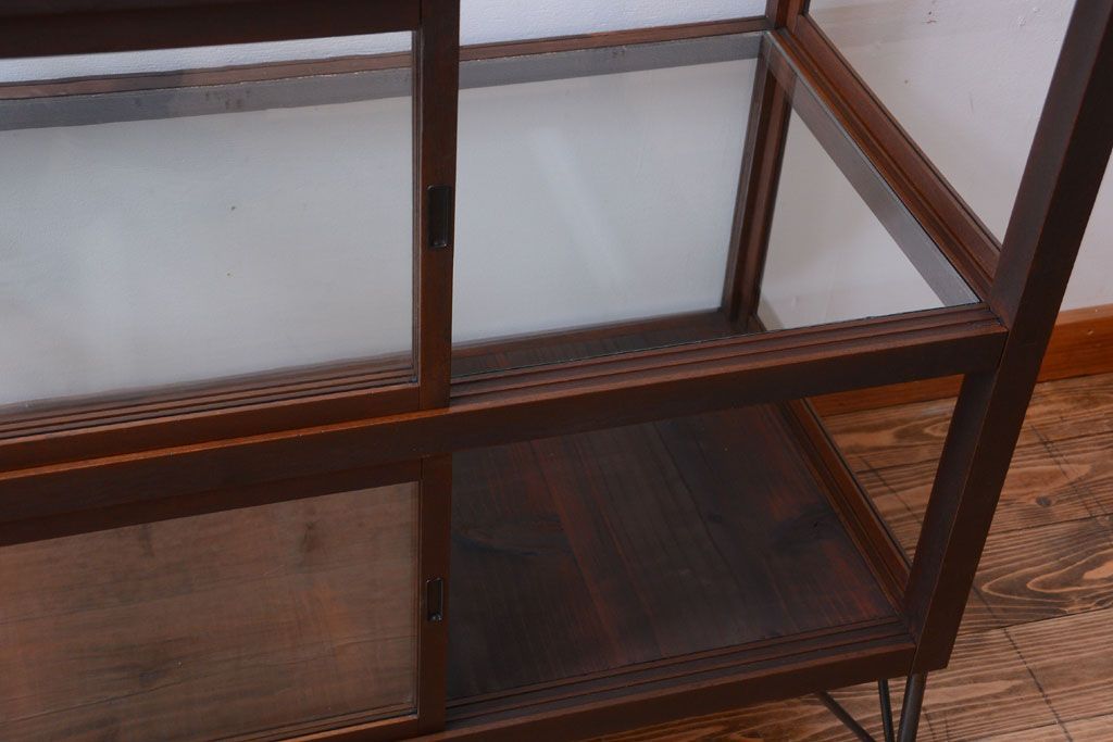 アンティーク家具　和製アンティーク　小振りな鉄脚付きガラスケース