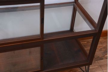 アンティーク家具　和製アンティーク　小振りな鉄脚付きガラスケース