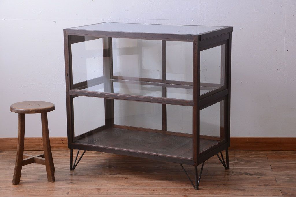 アンティーク家具　和製アンティーク　小振りな鉄脚付きガラスケース