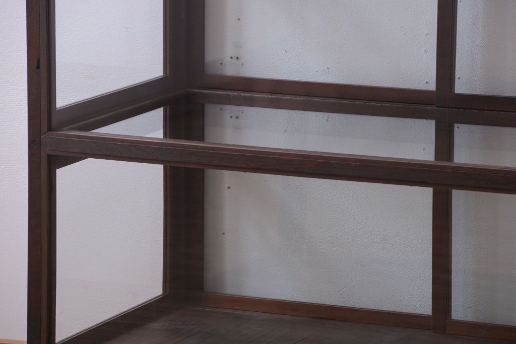 アンティーク家具　和製アンティーク　小振りな鉄脚付きガラスケース