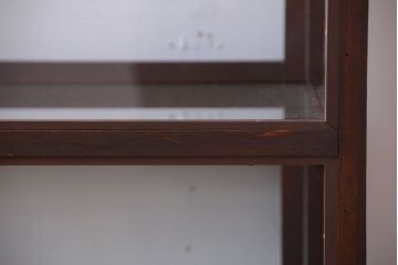 アンティーク家具　和製アンティーク　小振りな鉄脚付きガラスケース