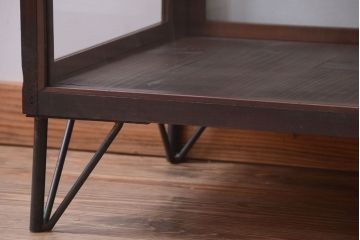アンティーク家具　和製アンティーク　小振りな鉄脚付きガラスケース