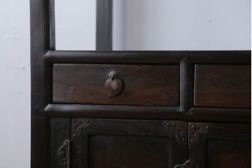 中古　民芸家具　高級感あふれる縦型李朝棚(飾り棚)