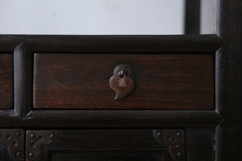 中古　民芸家具　高級感あふれる縦型李朝棚(飾り棚)