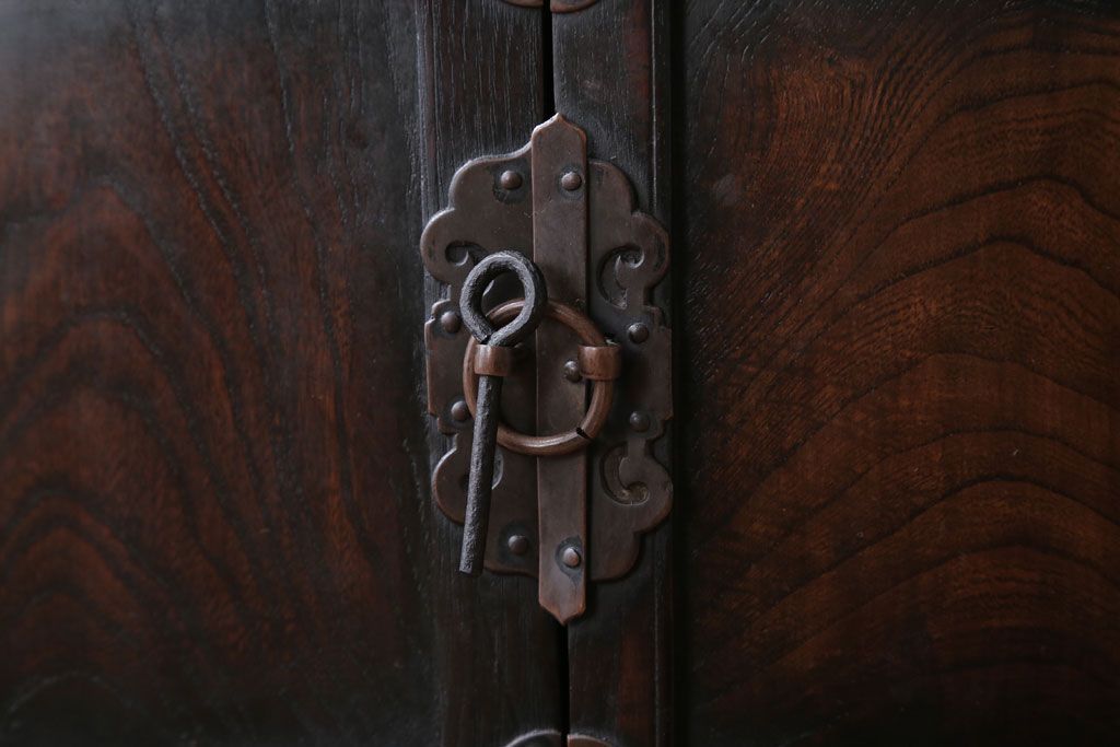 中古　民芸家具　高級感あふれる縦型李朝棚(飾り棚)