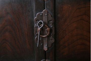 中古　民芸家具　高級感あふれる縦型李朝棚(飾り棚)