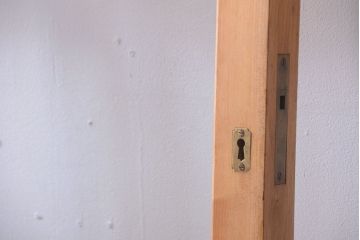 和製アンティーク　木味が美しいガラス入り蔵戸(玄関戸)