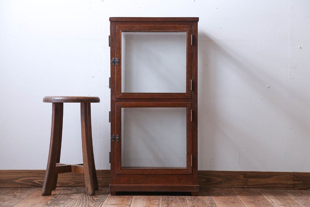アンティーク家具　アンティーク　2面扉の小さなガラスケース