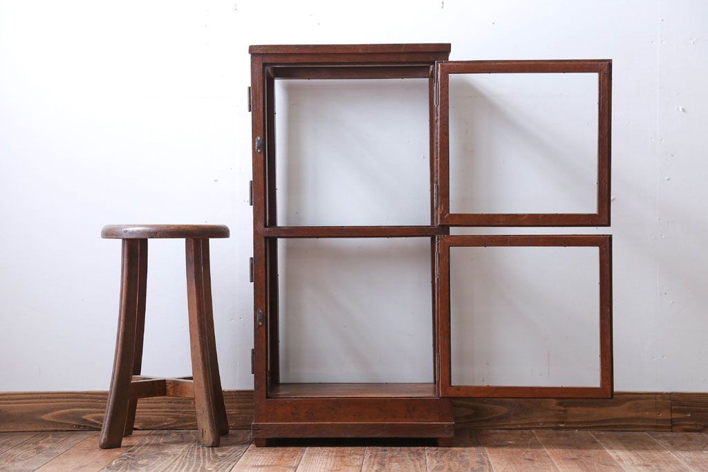 アンティーク家具　アンティーク　2面扉の小さなガラスケース