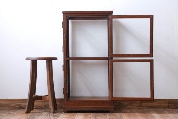アンティーク家具　アンティーク　2面扉の小さなガラスケース