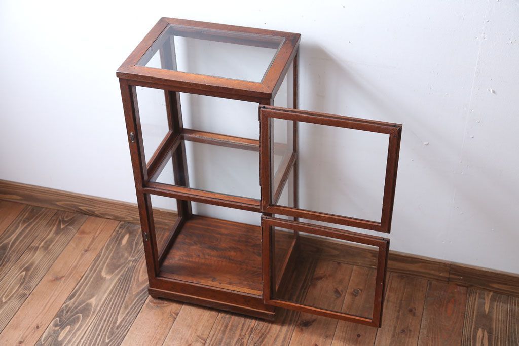 アンティーク家具　アンティーク　2面扉の小さなガラスケース