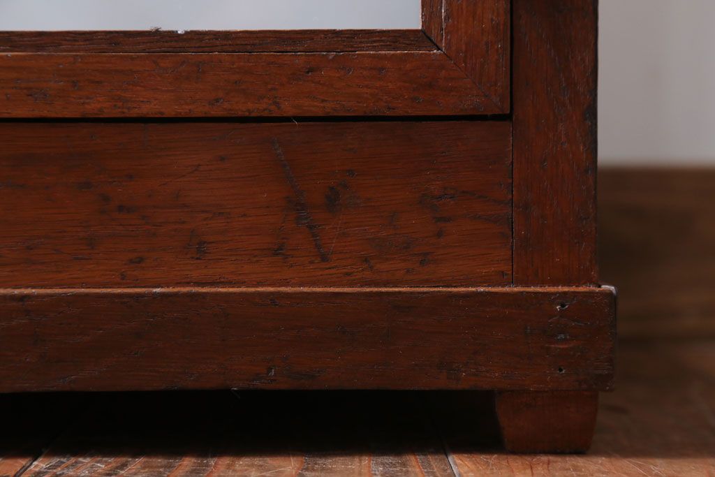 アンティーク家具　アンティーク　2面扉の小さなガラスケース