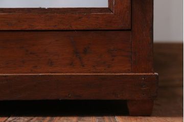 アンティーク家具　アンティーク　2面扉の小さなガラスケース