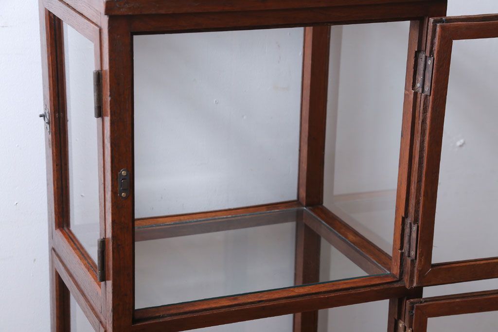 アンティーク家具　アンティーク　2面扉の小さなガラスケース