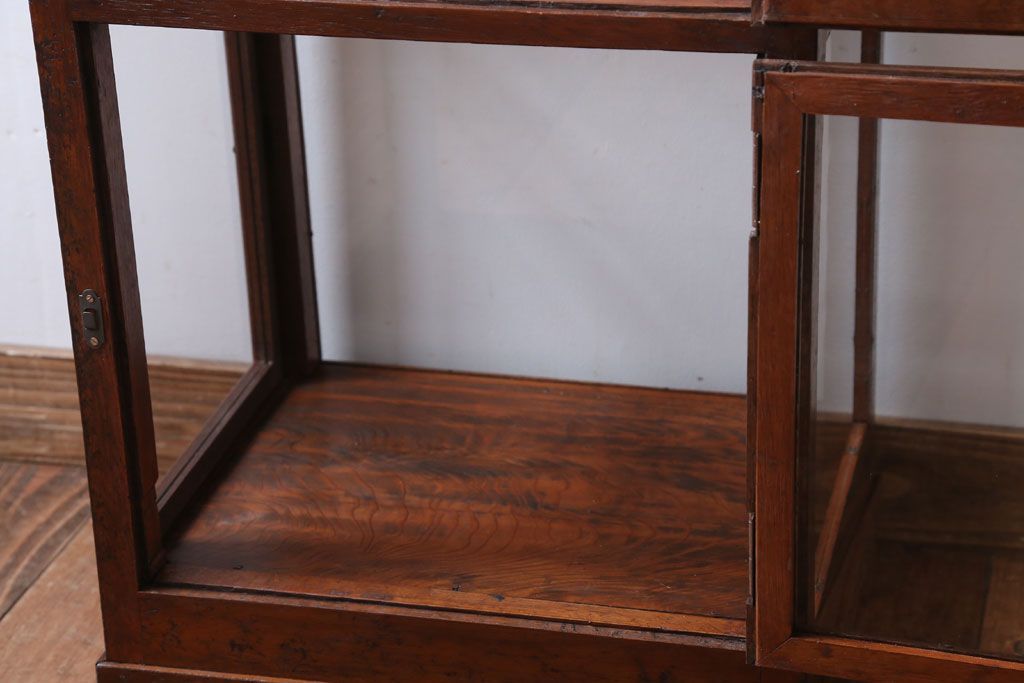 アンティーク家具　アンティーク　2面扉の小さなガラスケース