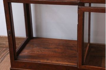 アンティーク家具　アンティーク　2面扉の小さなガラスケース