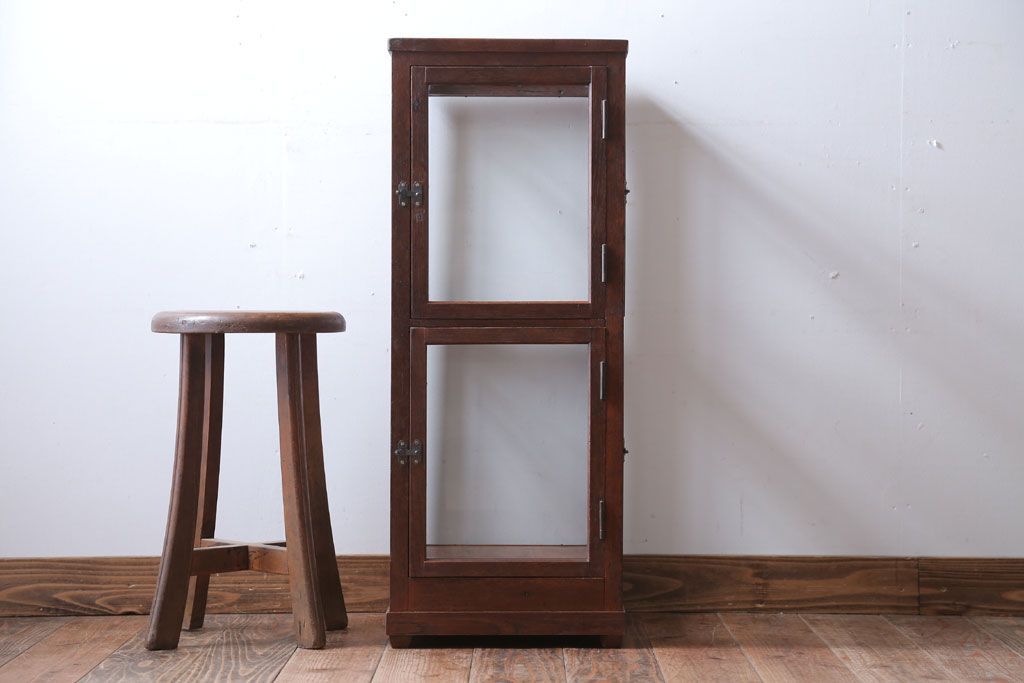 アンティーク家具　アンティーク　2面扉の小さなガラスケース