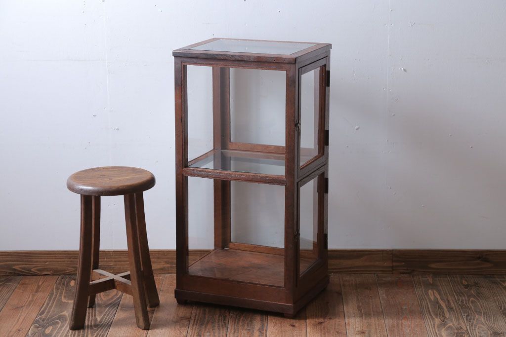 アンティーク家具　アンティーク　2面扉の小さなガラスケース