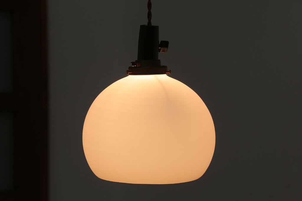 昭和レトロ　シンプルでかわいい丸いフォルムの吊り下げ照明(1)