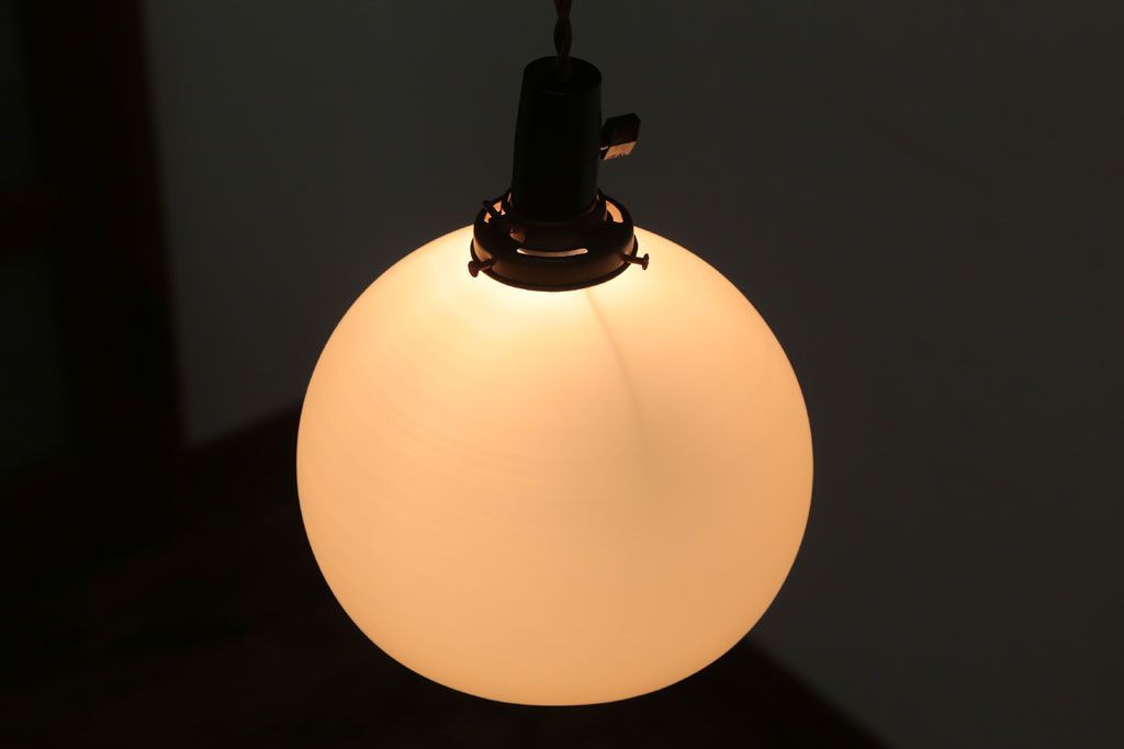 昭和レトロ　シンプルでかわいい丸いフォルムの吊り下げ照明(1)